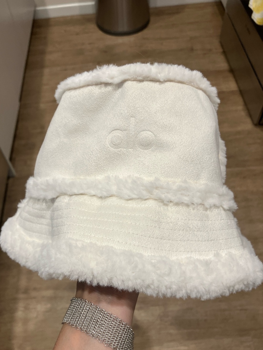 Alo Yoga Ivory Plush Bucket Hat M/L Soft Faux Fur Winter Accessory